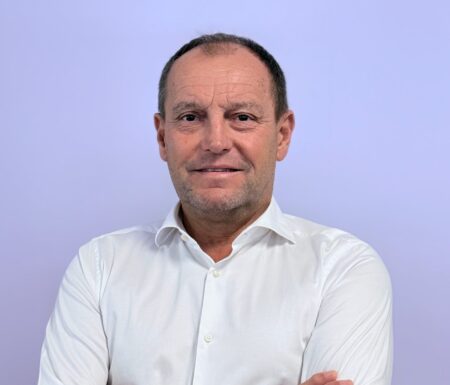 Portraitfoto eines Mannes im weißen Hemd