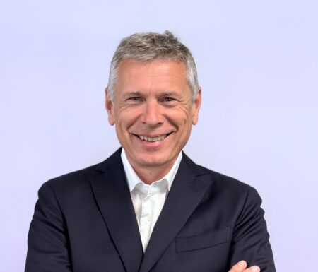 Portraitfoto eines Mannes mit dunklem Anzug und weißem Hemd