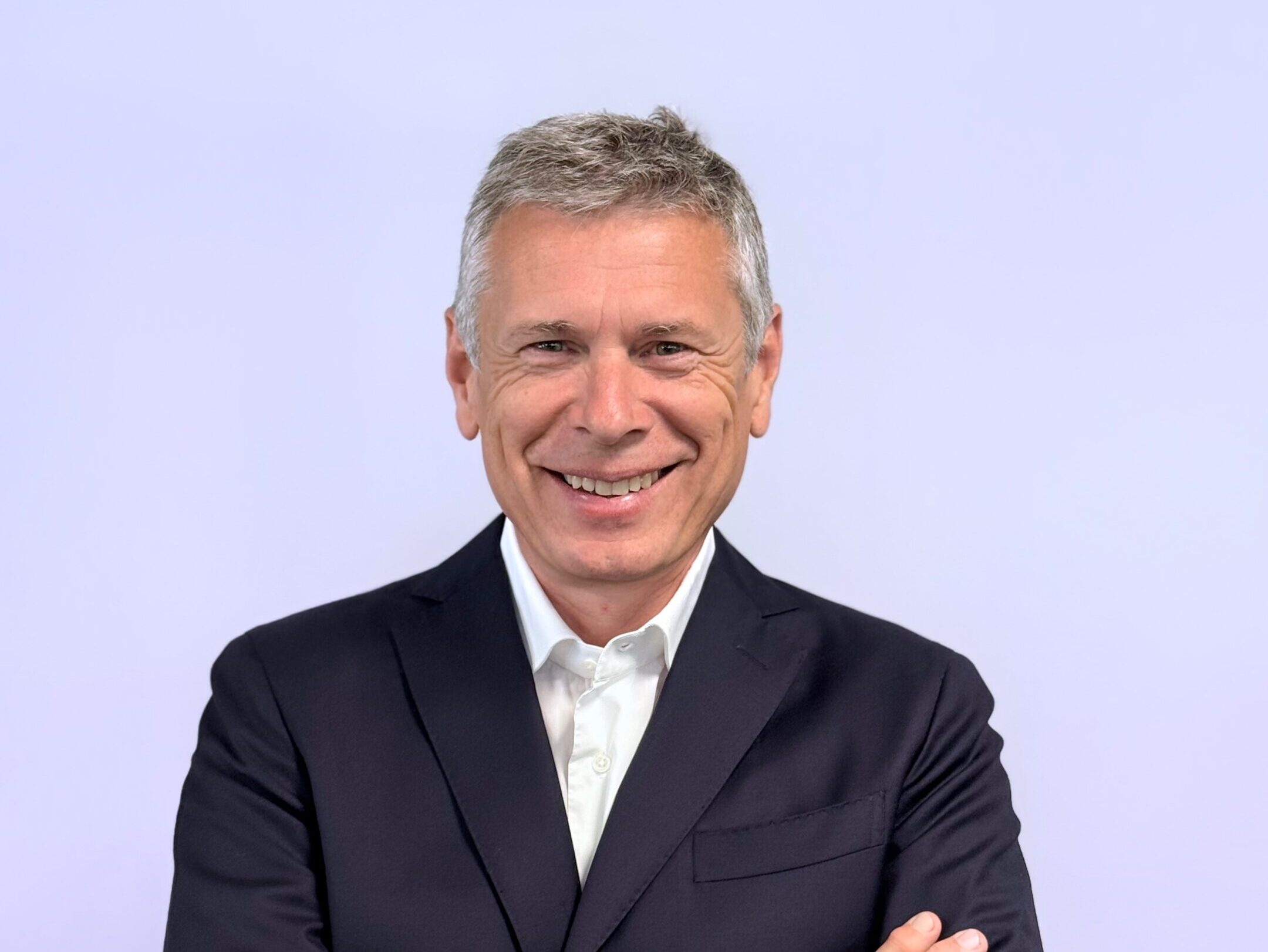 Portraitfoto eines Mannes mit dunklem Anzug und weißem Hemd