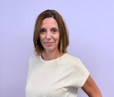 Portraitfoto einer Frau mit kurzärmeligem weißen Shirt