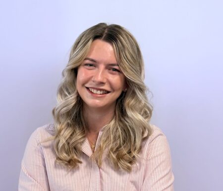 Portraitfoto einer jungen Frau in gestreifter Bluse