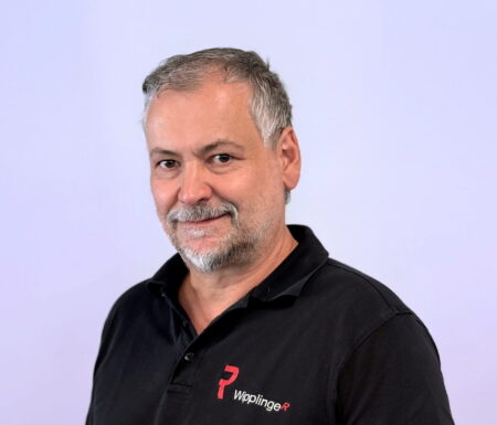 Portraitfoto eines Mannes mit schwarzem Wipplinger Polo